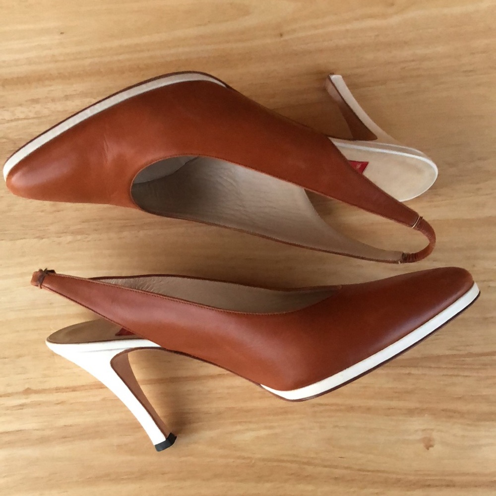 Beautiful Valentino Couture Size 8.5 brown & white sling back pump heels Italy